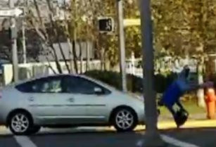 视频：加国老者走路用手机 被车撞飞