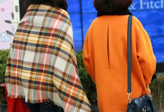 北京最新流行：三里屯披条毯子就逛街