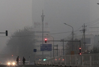 北京雾霾不散降雨来 城区白天如黑夜