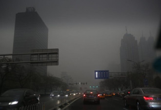 北京雾霾不散降雨来 城区白天如黑夜