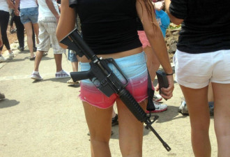 以色列女兵泳装度假枪不离手 性感火辣