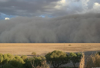 澳州小镇遇巨型沙尘暴 遮天蔽日白昼如夜