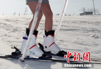 高清组图：青藏高原上演“比基尼滑雪秀”