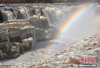 实拍山西黄河壶口瀑布 流凌冰挂景观