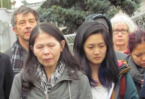 加国华裔被警击毙 200人鲜花蜡烛悼念
