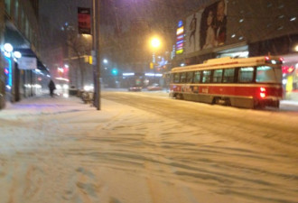 组图：大雪肆虐多伦多 三分钟一宗车祸