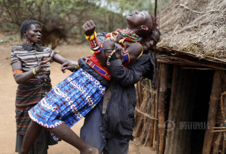 肯尼亚部落男人“脱光”只需几头牲口