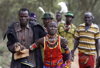 肯尼亚部落男人“脱光”只需几头牲口