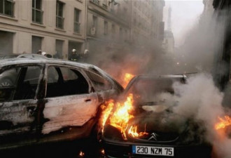 法国的跨年夜：不法分子烧掉940辆汽车