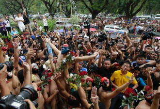 高清图：菲律宾大学举行男生裸奔大会