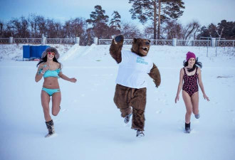 俄罗斯辣妹雪地泳装为西伯利亚打广告
