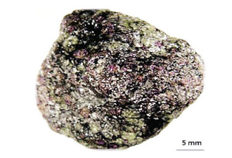 俄罗斯发现一块奇石 含有3万颗小钻石