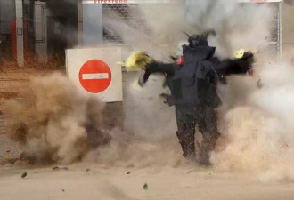 埃及警察拆弹时不幸身亡：生死一瞬间