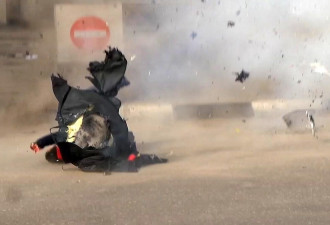 埃及警察拆弹时不幸身亡：生死一瞬间
