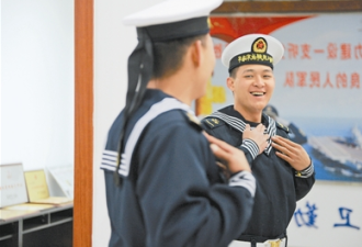 海军新水兵服曝光：黑飘带、蓝披肩