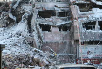 哈尔滨塌楼废墟冰封 堪比世界末日场景