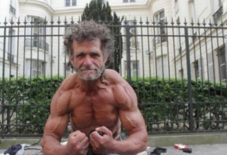 巴黎流浪汉街头练健身变肌肉男 受追捧