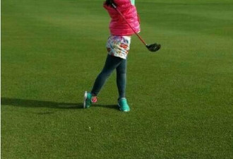 刘涛儿女打高尔夫球：有其父必有其娃