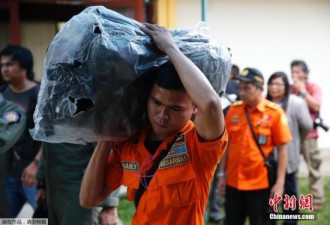 印尼海军在失联海域打捞出40多具遗体