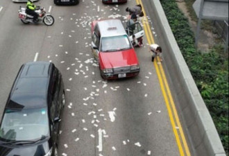 香港运钞车钱箱跌出 民众捡起钞票就走