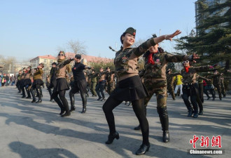 广场舞升级：大妈们身穿迷彩头戴贝雷