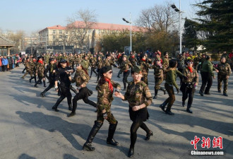 广场舞升级：大妈们身穿迷彩头戴贝雷