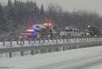401高速公路结了冰 12辆汽车撞成一团
