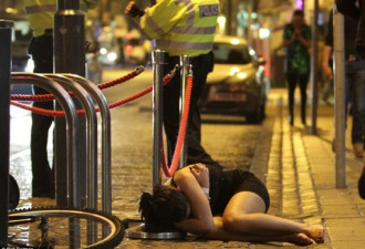 摄影师实拍英国跨年夜街头：醉鬼闹街