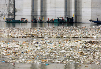 三峡大坝污染惊人 每年漂十万吨垃圾