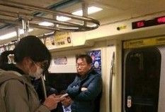 台北市长柯文哲很&quot;屌丝&quot;：搭地铁无座