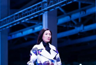 女神系主任走红：走T台 教名模 带萌娃