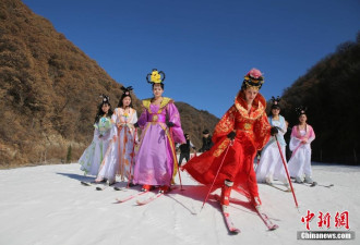 洋妞中西合璧穿凤袍 扮武媚娘激情滑雪