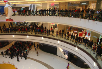 郑州首家苹果店开业 千人排队围三层楼
