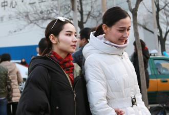 国内街拍：三里屯美女用腰带打造窈窕