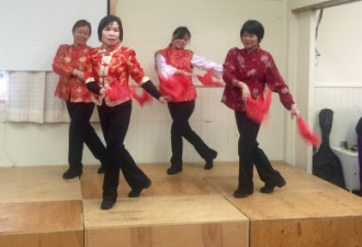 多国移民欢聚族裔和谐 华裔跳起甩巾舞