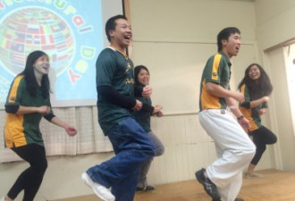 多国移民欢聚族裔和谐 华裔跳起甩巾舞