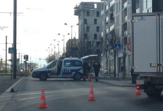 法国巴黎邮局内1名劫匪持AK47劫持多人