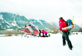 挑战300米危险山谷 3名攀山滑雪客跌死