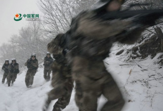 解放军挺进中朝界山长白山 全副武装