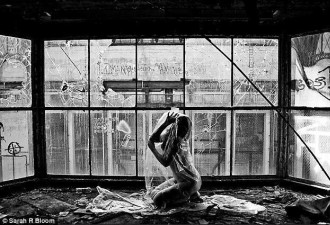 女摄影师废弃工厂裸照 展示内心恐惧
