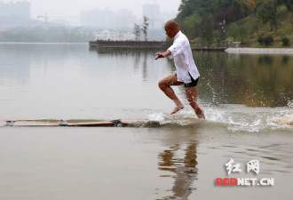 少林武僧水上漂120米 刷新了世界纪录