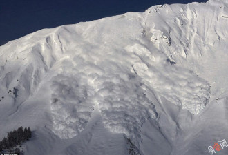 令人惊叹的瞬间 实拍：瑞士山大雪崩