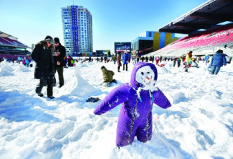 近千渥太华市民堆雪人 1小时1300创纪录