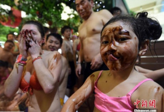 日本推出巧克力温泉 游客边洗边吃