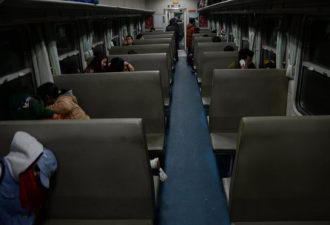 部分春运列车厢空荡 坐票乘客睡卧铺