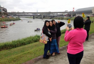 台湾坠机现场3名女子摆剪刀手微笑自拍