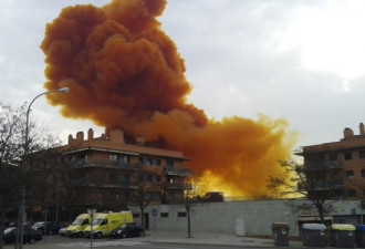 恐怖！化工厂爆炸 天空弥漫有毒橙云