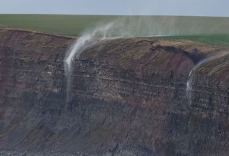 奇景:英国一悬崖瀑布被狂风吹至逆流