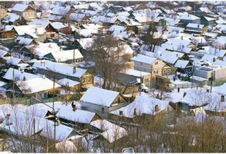 俄罗斯小镇突降橙色大雪 居民被吓傻