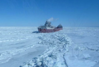 货轮被困5天 海岸防卫队派破冰船救援